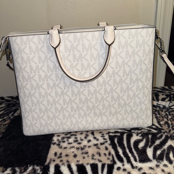 Michael Kors White & Light Pink Signature Tote with Wristlet - Picture 6 of 6
